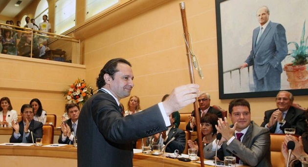 Pedro Arahuetes muestra el bastón de mando tras su investidura como alcalde de Segovia en presencia del resto de concejales (Javier Arranz: primero por la derecha abajo).