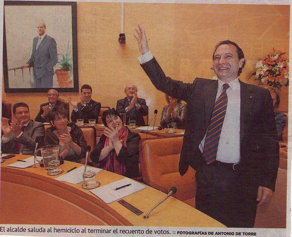 El alcalde saluda al hemiciclo al terminar el recuento de votos. (Javier Arranz: primero por la izquierda abajo).