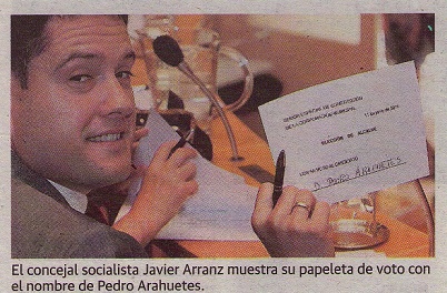 El concejal socialista Javier Arranz muestra su papeleta de voto con el nombre de Pedro Arahuetes.