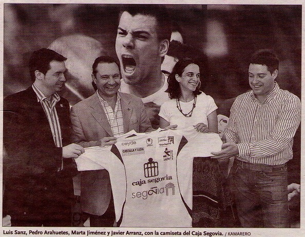 Luis Sanz, Pedro Arahuetes, Marta Jiménez y Javier Arranz con la camiseta del Caja Segovia