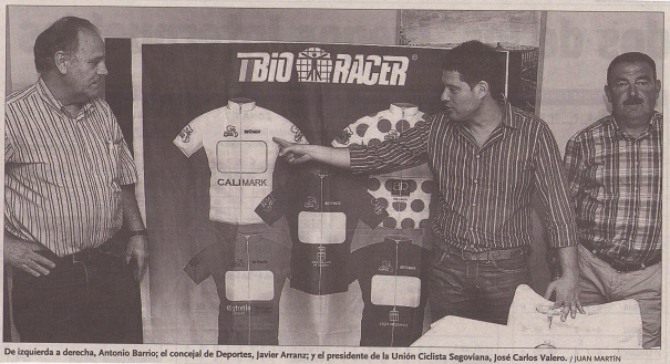 De izquierda a derecha, Antonio Barrio; el concejal de Deportes, Javier Arranz; y el presidente de la Unión Ciclista Segoviana, José Carlos Valero. / Juan Martín.