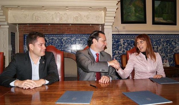 Javier Arranz y el alcalde, Pedro Arahuetes, con la directora del colegio Concepcionistas