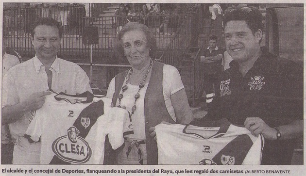 Pedro Arahuetes y Javier Arranz flanqueando a la presidenta del Rayo Vallecano, que les regaló dos camisetas