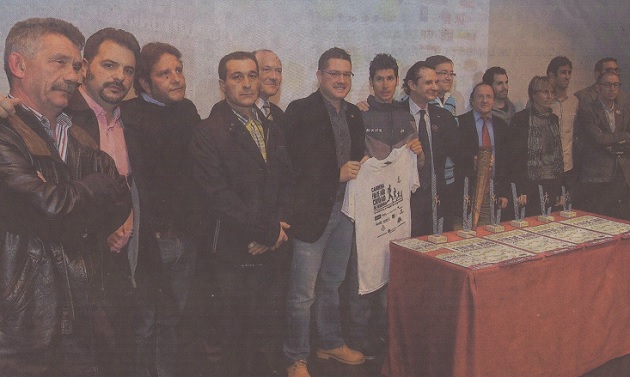 Organizadores y colaboradores de la Carrera Fin de Año Ciudad de Segovia 2013, en presencia de Javier Guerra (flanqueado por Pedro Arahuetes y Javier Arranz), posan junto a los trofeos de esta nueva edición
