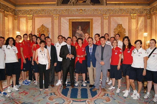 El Ayuntamiento recibe a la selección española femenina de baloncesto