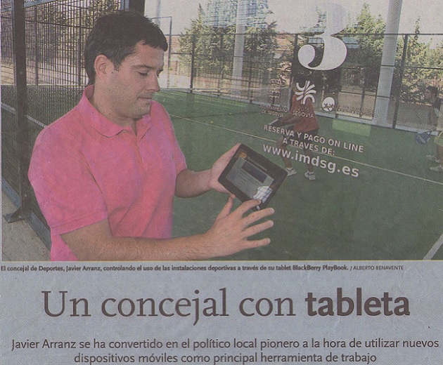 El concejal de Deportes, Javier Arranz, controlando el uso de las instalaciones deportivas a través de su tablet