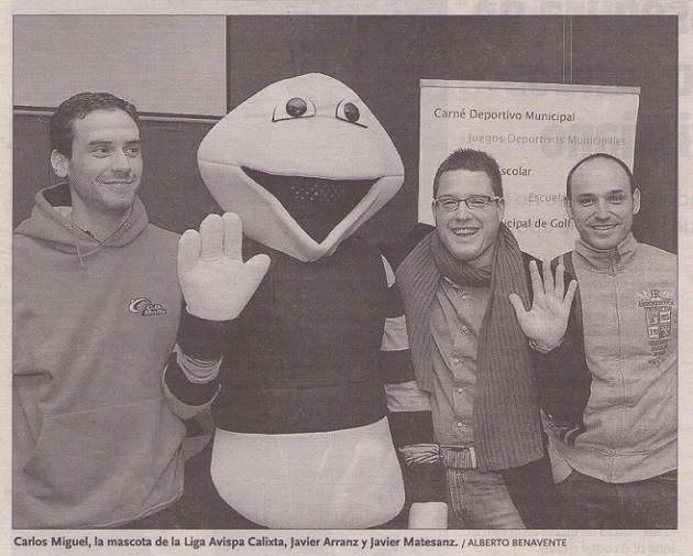 Carlos Miguel, la mascota de la Liga Avispa Calixta, Javier Arranz y Javier Matesanz.