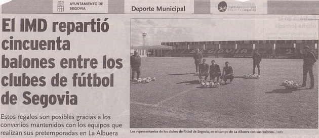 Los representantes de los clubes de fútbol de Segovia, en el campo de La Albuera con sus balones. / IMD.
