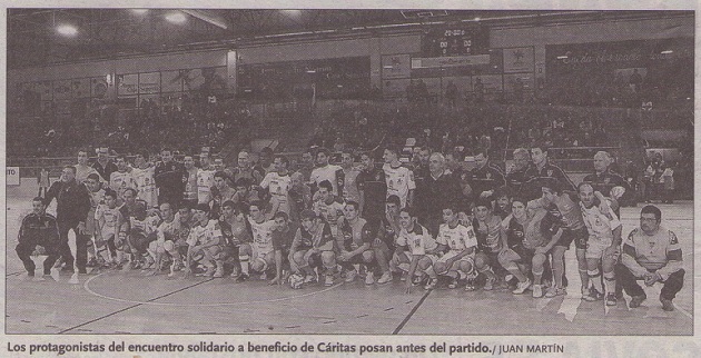 Los protagonistas del encuentro solidario a beneficio de Cáritas posan antes del partido