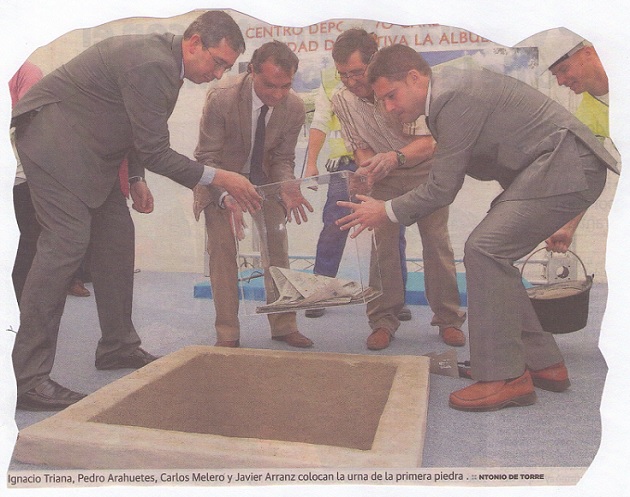 Triana, Arahuetes, Carlos Melero y Javier Arranz colocan la urna de la primera piedra de la segunda fase del Complejo Deportivo Carlos Melero