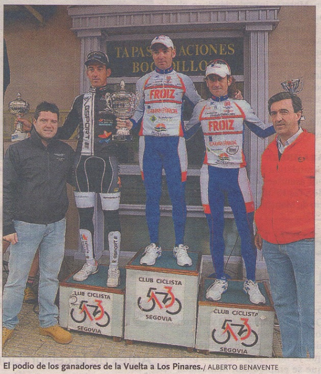 Moisés Dueñas en el podio de los ganadores de la Vuelta a Los Pinares con Javier Arranz a la izquierda de la imagen