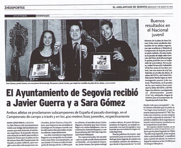 Javier Guerra y Sara Gómez, con sus placas de homenaje, flanquean a Javier Arranz, que sujeta las medallas de plata de los atletas. / Juan Martín.