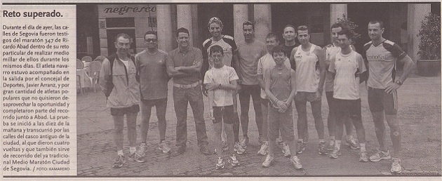 Javier Arranz y Ricardo Abad (en su maratón 347) junto a varios atletas populares