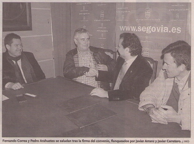 Fernando Correa y Pedro Arahuetes se saludan tras la firma del convenio, flanqueados por Javier Arranz y Javier Carretero