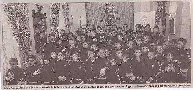 Los niños que forman parte de la Escuela de la Fundación Real Madrid acudieron a la presentación, que tuvo lugar en el ayuntamiento de Segovia. / Alberto Benavente.