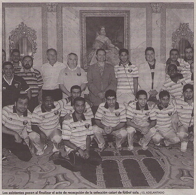 Javier Arranz y Pedro Arahuetes con los integrantes de la selección catarí
