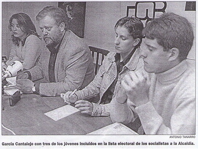 Ángel García Cantalejo con tres de los jóvenes incluidos en la lista electoral de los socialistas a la Alcaldía (Javier Arranz, primero por la derecha)