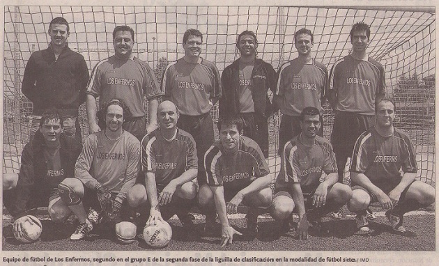 Javier Arranz (arriba, 3º por izqda.) posando con su equipo de fútbol 7, Los Enfermos