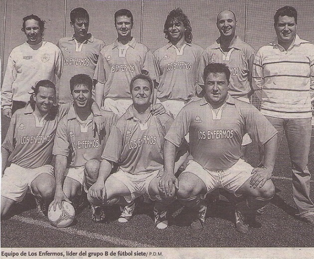 Javier Arranz (arriba, 1º por dcha.) posando con su equipo de fútbol 7, Los Enfermos