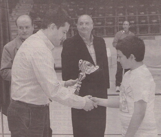 Javier Arranz entrega el trofeo de los Juegos Escolares
