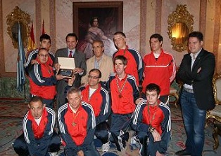 Los deportistas del CD Apadefim junto a su entrenador, el alcalde y el concejal Javier Arranz en la Sala Blanca del Ayuntamiento