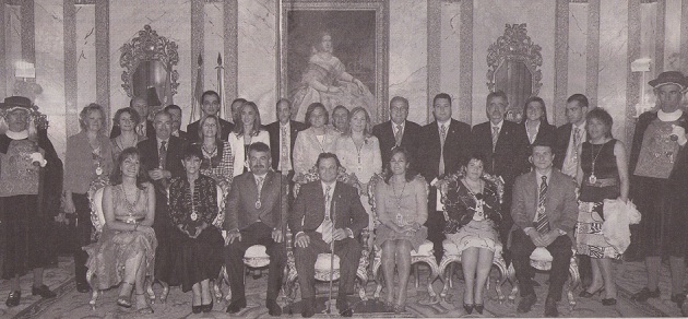 Arahuetes, en el centro, con el bastón de mando, junto al resto de concejales