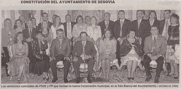 Los veinticinco concejales de PSOE y PP en la Sala Blanca del Ayuntamiento