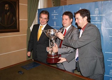 Javier lozano, Javier Arranz y Luis Sanz, con la Copa de España que se pondrá en juego el próximo mes de febrero en Segovia