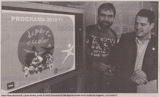 Darío Pérez Brunicardi y Javier Arranz, junto al cartel promocional del deporte escolar en la ciudad de Segovia