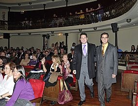 Los concejales Javier Arranz y Pablo Pérez participan en el desfile a beneficio de Amref Flying Doctors