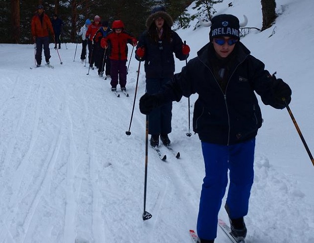 Un grupo de jóvenes practican esquí de fondo