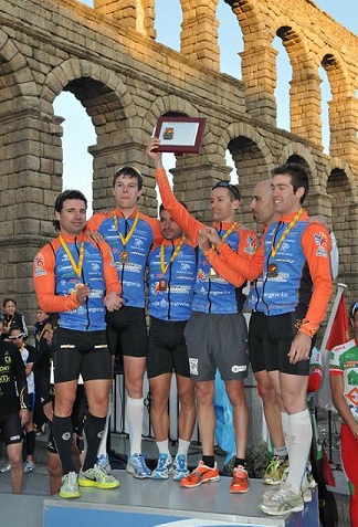 Los campeones de España de Duatlón Contrarreloj por Equipos en el pódium