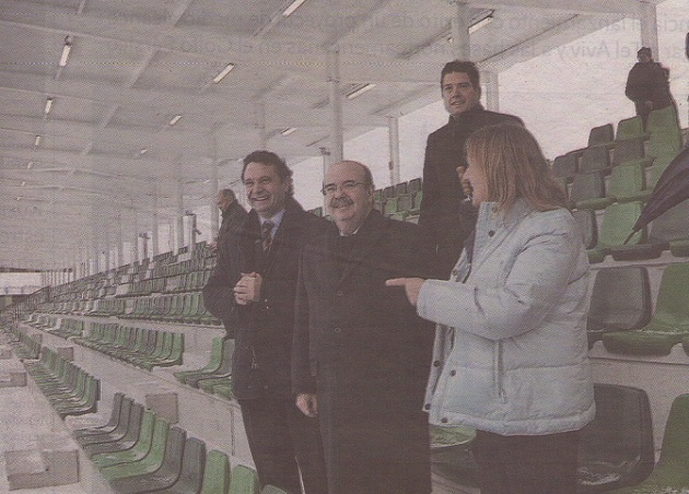 Pedro Arahuetes, Gaspar Zarrías y María Teresa Rodrigo Rojo, bajo la cubierta de la nueva grada del campo de fútbol de La Albuera con Javier Arranz detrás de ellos