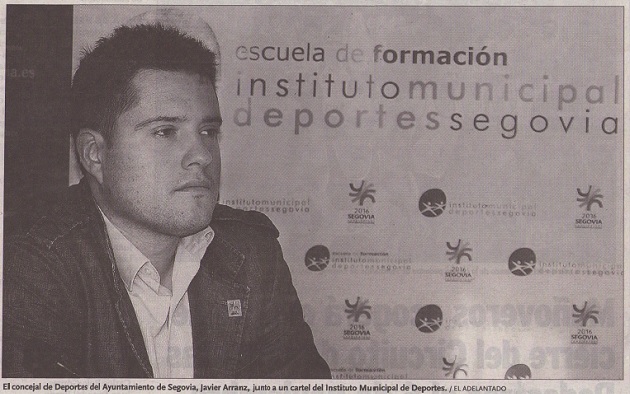 Javier Arranz junto a un cartel de la Escuela de Formación del IMD