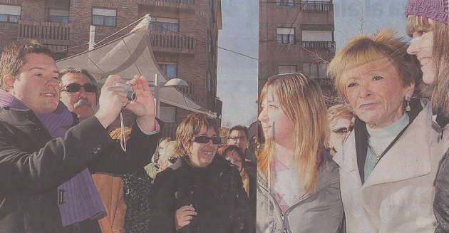 María Teresa Fernández de la Vega avanza junto a dos jóvenes muchachas, mientras el concejal Javier Arranz retrata la escena con su cámara fotográfica