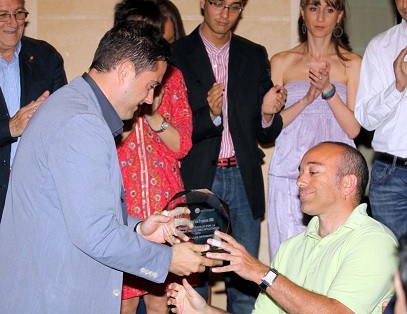 El concejal de Deportes, Javier Arranz, entregando el premio a José Luis Herrero