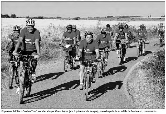 El pelotón del ‘Puro Cambio Tour’, encabezado por Óscar López (a la izquierda de la imagen), poco después de su salida de Bercimuel (Javier Arranz a la izquierda de Óscar López)