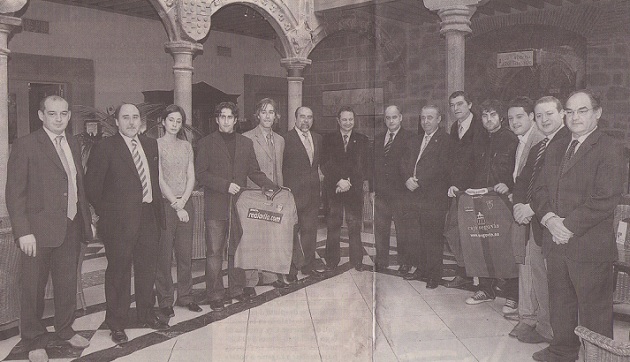 Los protagonistas del encuentro entre la Gimnastica Segoviana y el Real Ávila en el patio de Los Velada, momentos antes de la comida de hermandad (Javier Arranz, tercero por la dcha.)