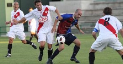 El centrocampista gimnástico Ricardo disputa un balón a un jugador del Rayo 