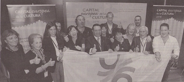 La delegación de Segovia 2016 posa exultante en el mismo escenario del Auditorio del Centro de Arte Reina Sofía, tras conocer la decisión del jurado (Javier Arranz, 1º por la derecha)