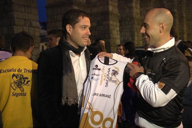 Israel Tapias entrega una camiseta del Triatlón IMD con su nombre a Javier Arranz