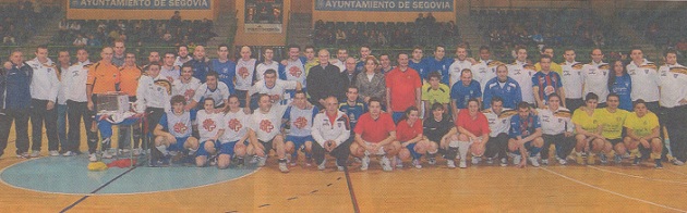 Foto de familia de los participantes en una nueva Corazonada organizada por Cáritas Segovia en el pabellón Pedro Delgado