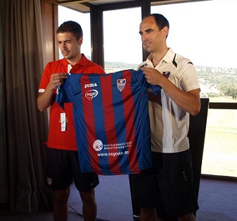 Gabi y Chema con la camiseta de la Gimnástica Segoviana