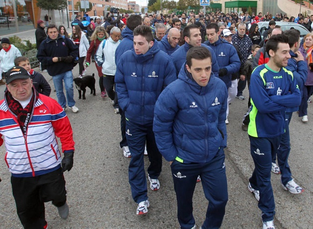 Los jugadores del Caja Segovia encabezando la marcha