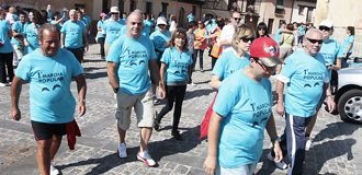 Los participantes de la marcha solidaria se disponen a partir de la Plaza de San Lorenzo hacia el santuario de La Fuencisla