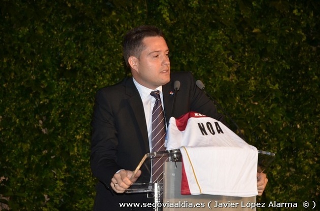 Javier Arranz durante su discurso mostrando la camiseta del Caja Segovia de su hija Noa
