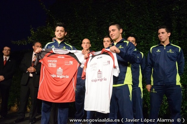 Los jugadores del Caja mostrando las nuevas equipaciones