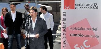 El concejal Javier Arranz, dirigiéndose a los asistentes a la presentación de la Plataforma Socialismo y Ciudadanía