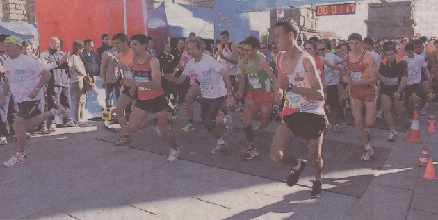 Primeros metros de la Sanitas Marca Running en la Plaza del Azoguejo