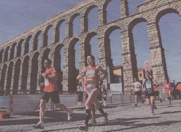 Paso de la carrera a los pies del Acueducto